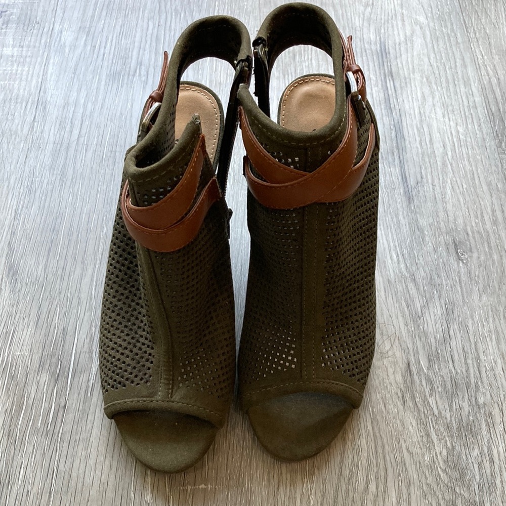 Sz7 JustFab Open Toe Wedges